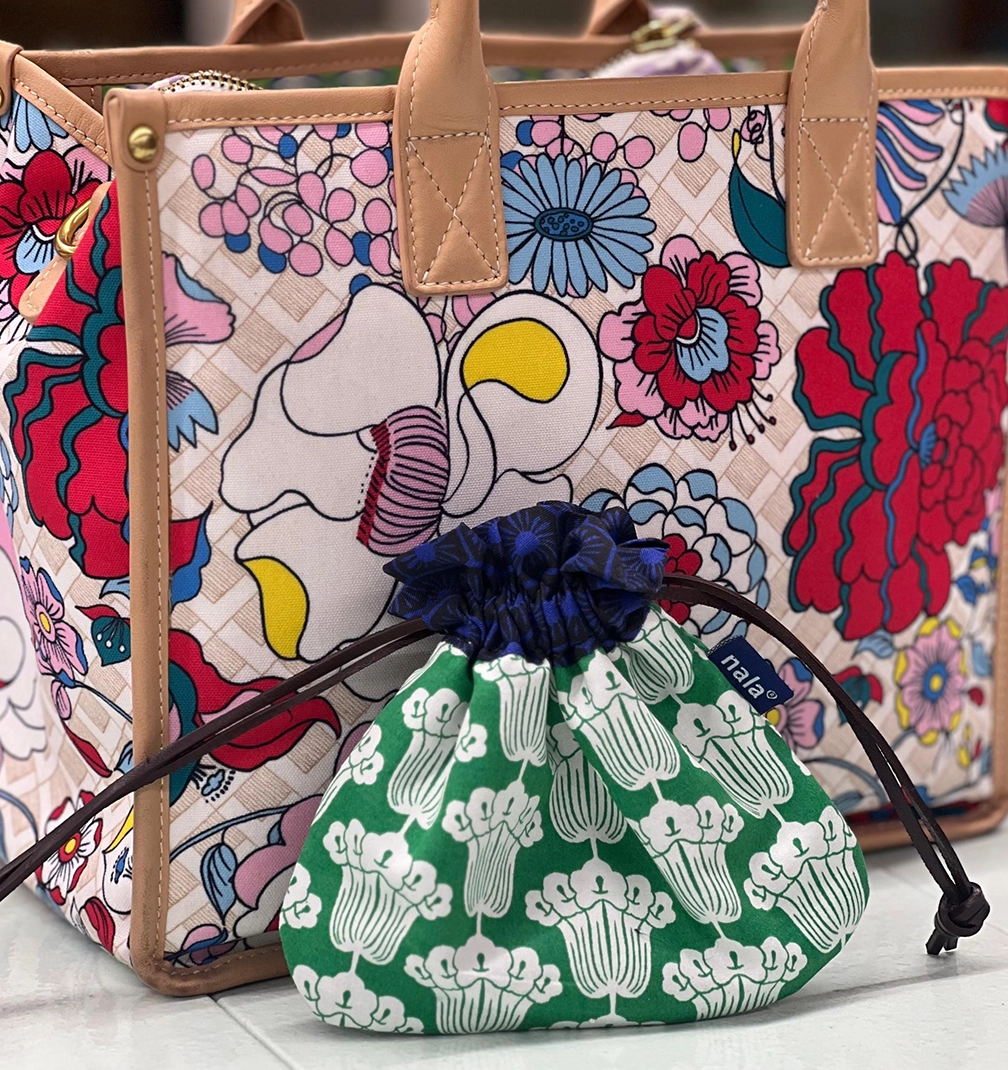 pouch 2 The skirt that thinks it is a painting.