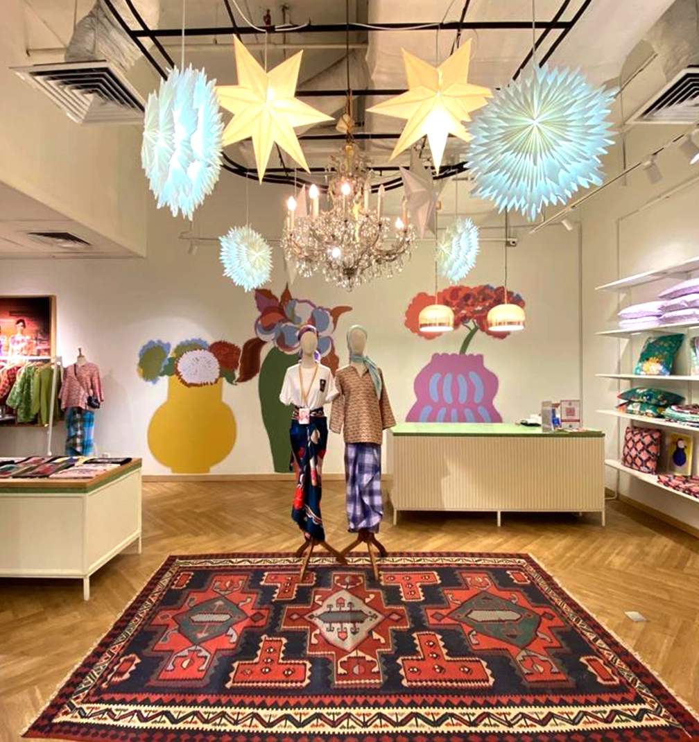 VC 4 The skirt that thinks it is a painting.